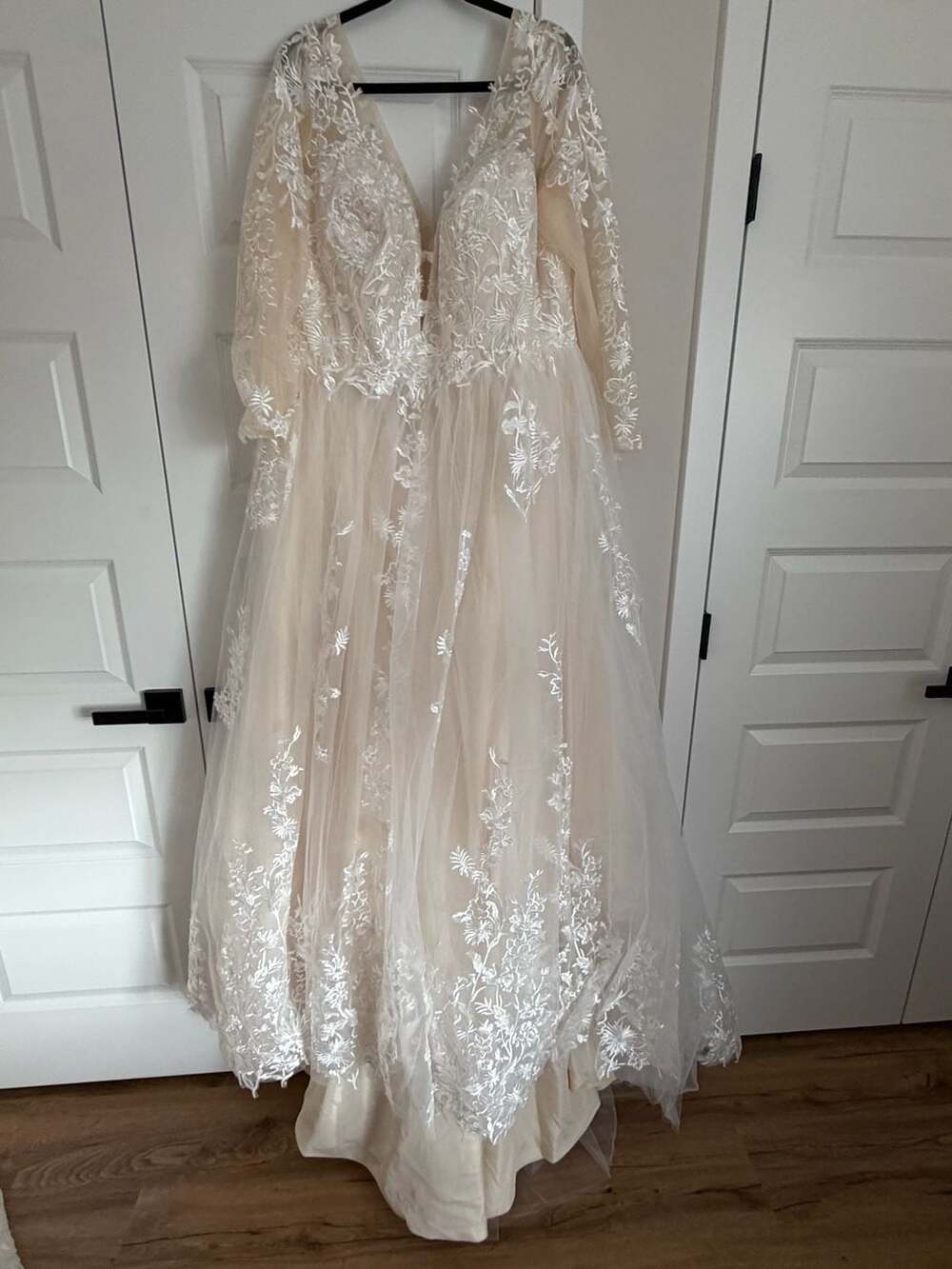 V-Neck Long Sleeve Tulle and Lace Wedding Dress - Picture 2 of 9